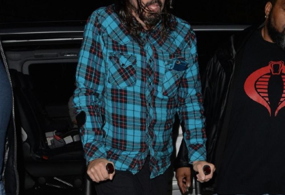 Foo Fighters: le prime foto di Dave Grohl con il gesso alla gamba