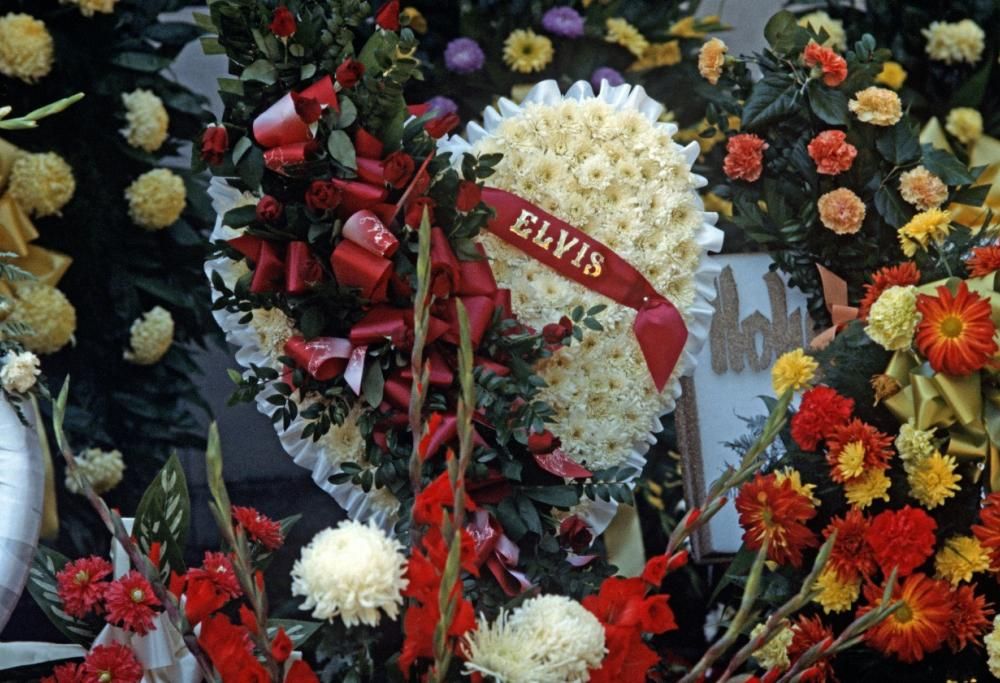 Elvis Presley: il mondo si ferma per i funerali del Re del rock’n’roll. Guarda le foto