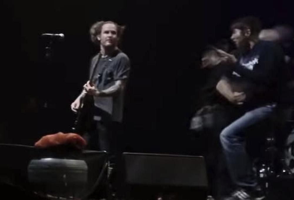 Stone Sour: fan si lancia su Corey Taylor. Placcato sul palco dai bodyguard. Guarda il video