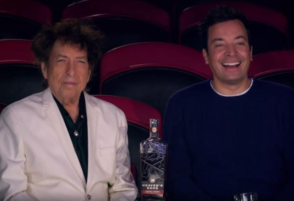 Bob Dylan ospite a sorpresa da Jimmy Fallon... senza dire una parola. Guarda il video