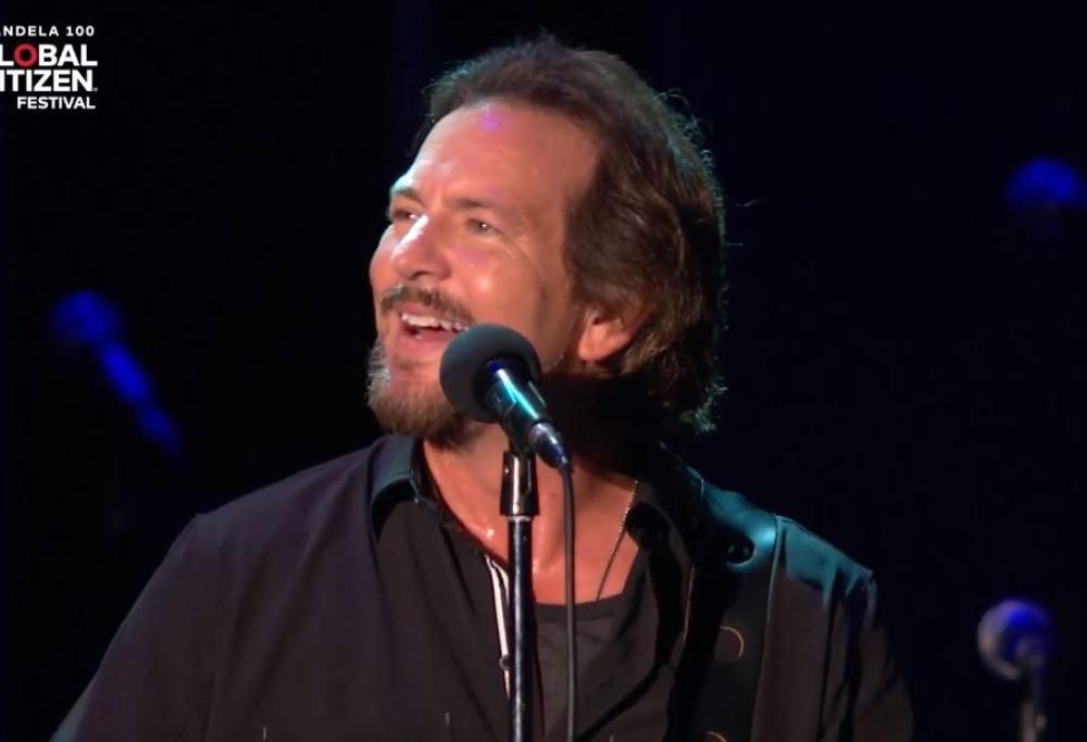 Eddie Vedder ha dedicato Long Road a Chris Cornell: "questa è una preghiera per te, quanto ti vorrei qui oggi"