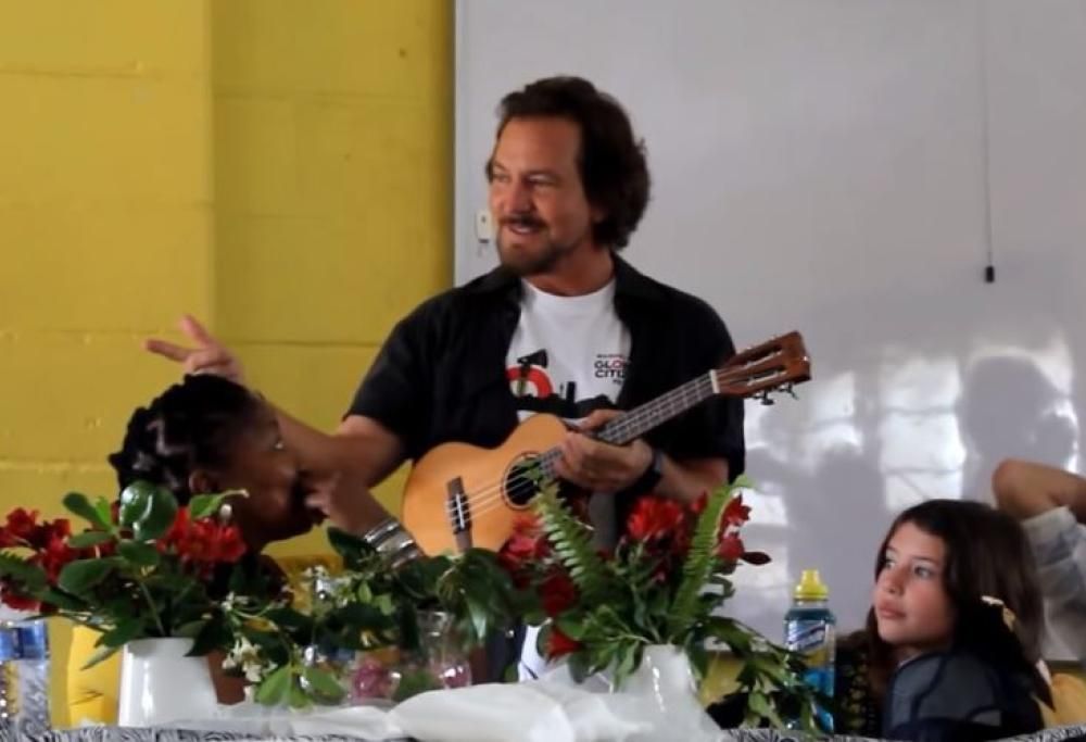 Eddie Vedder ha suonato Here Comes The Sun dei Beatles con l'ukulele in una scuola sudafricana. Guarda il video