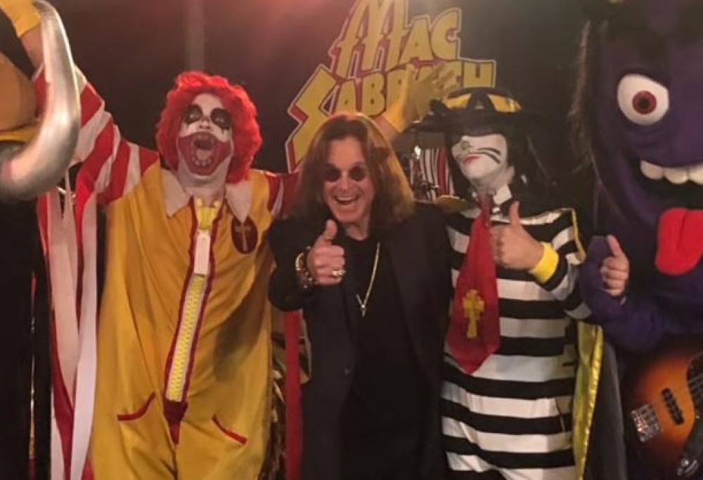 Ozzy Osbourne ha incontrato la più strana cover band dei Sabbath! Guarda il video con la sua reazione