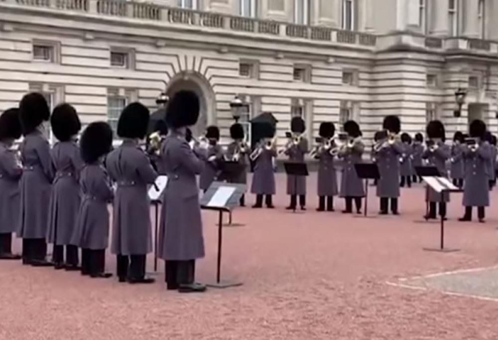 Queen: Buckingham Palace tributa la band di Freddie Mercury facendo suonare Bohemian Rhapsody alle guardie reali. Guarda il video