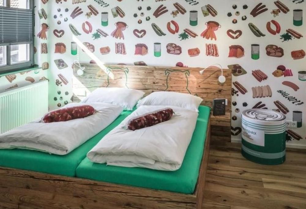 L’hotel per gli amanti delle salsicce esiste veramente! Ecco il B&B dove l’arredamento è tutto dedicato ai maiali