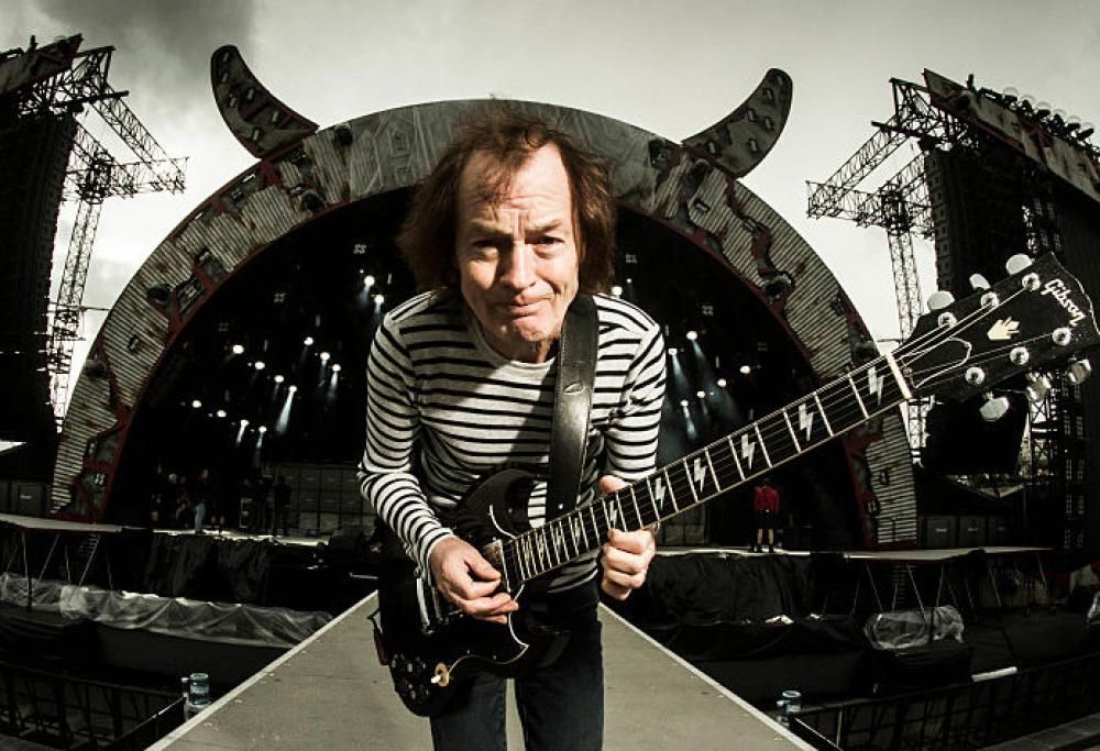 Buon compleanno Angus Young: le foto più belle del leggendario chitarrista degli AC/DC