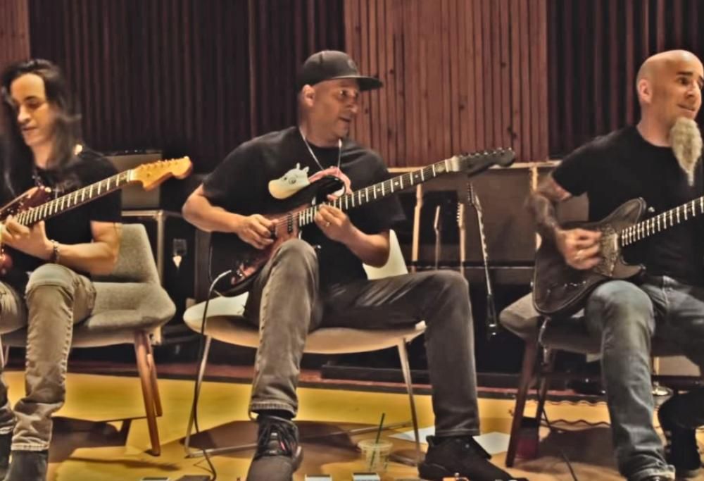 Game Of Thrones: Tom Morello e Scott Ian suonano la sigla della serie con le chitarre customizzate a tema! Guarda il video