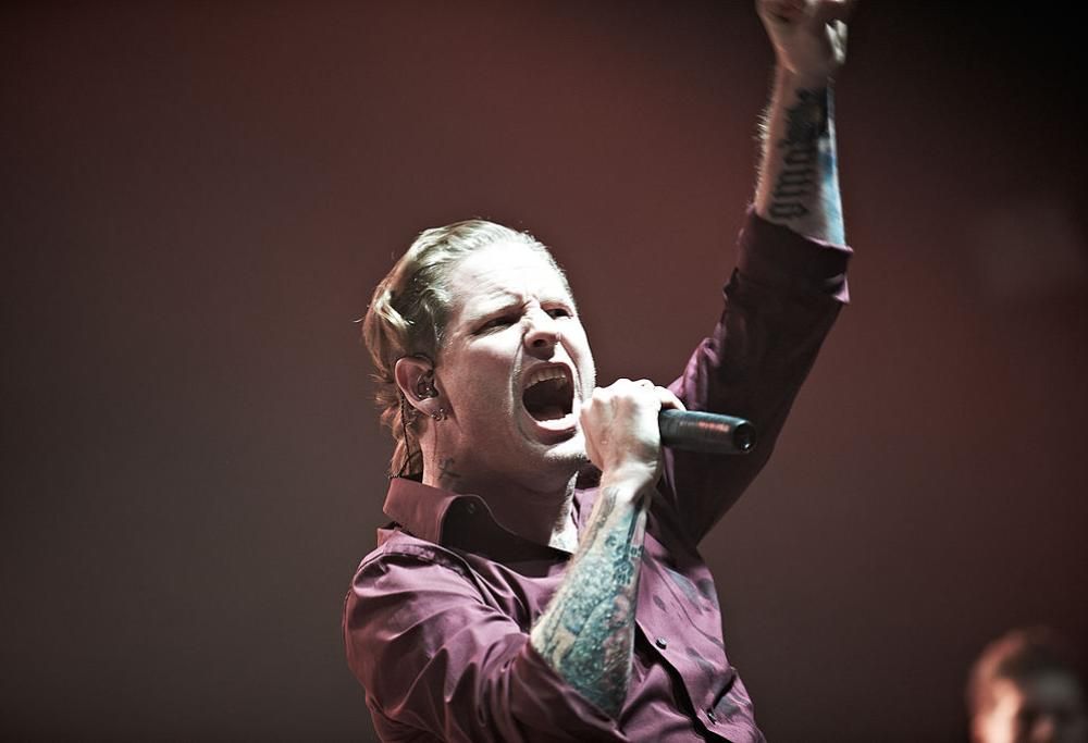 Corey Taylor omaggia David Bowie con un'incredibile versione di Moonage Daydream. Guarda il video