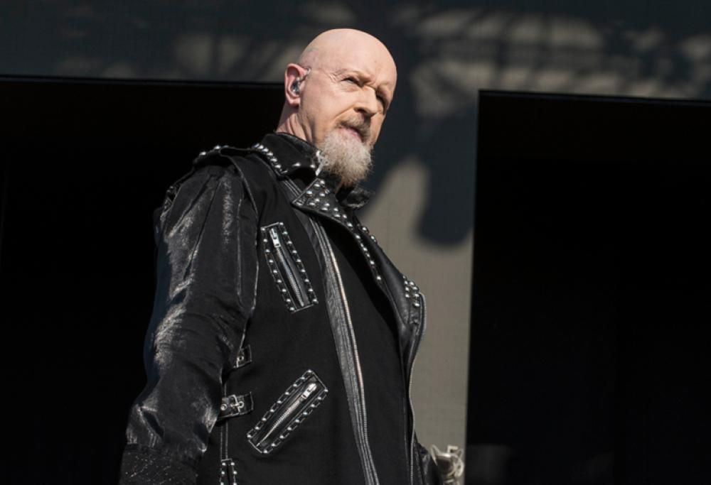 Judas Priest: Rob Halford ha tirato un calcio ad un fan in prima fila lanciandogli il telefono tra il pubblico. Guarda il video