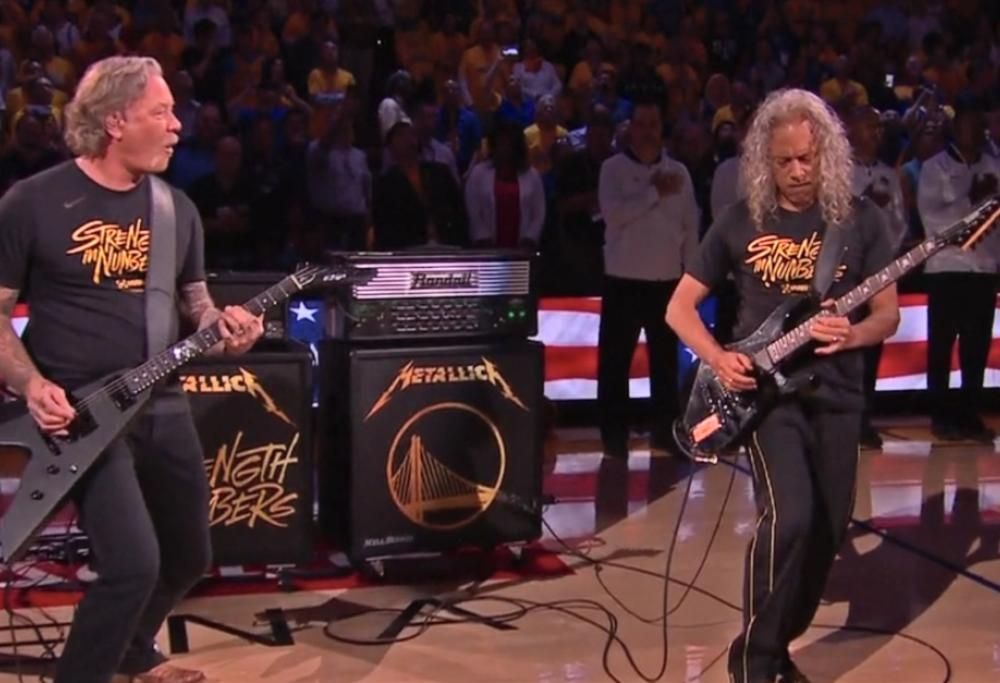 Metallica: Kirk Hammett e James Hetfield suonano l'inno americano in apertura di Gara 3 alle Finals di NBA. Guarda il video