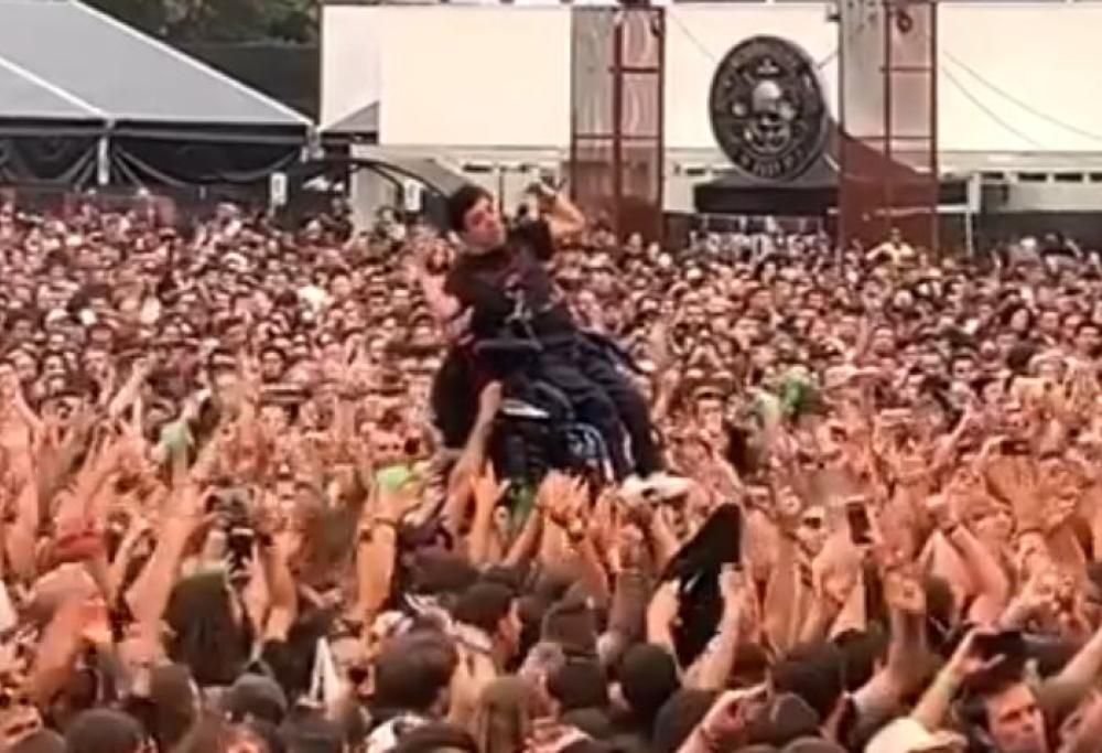 Ragazzo disabile sollevato in concerto dalla folla in crowd surfing. Grazie popolo del rock! Guarda il video
