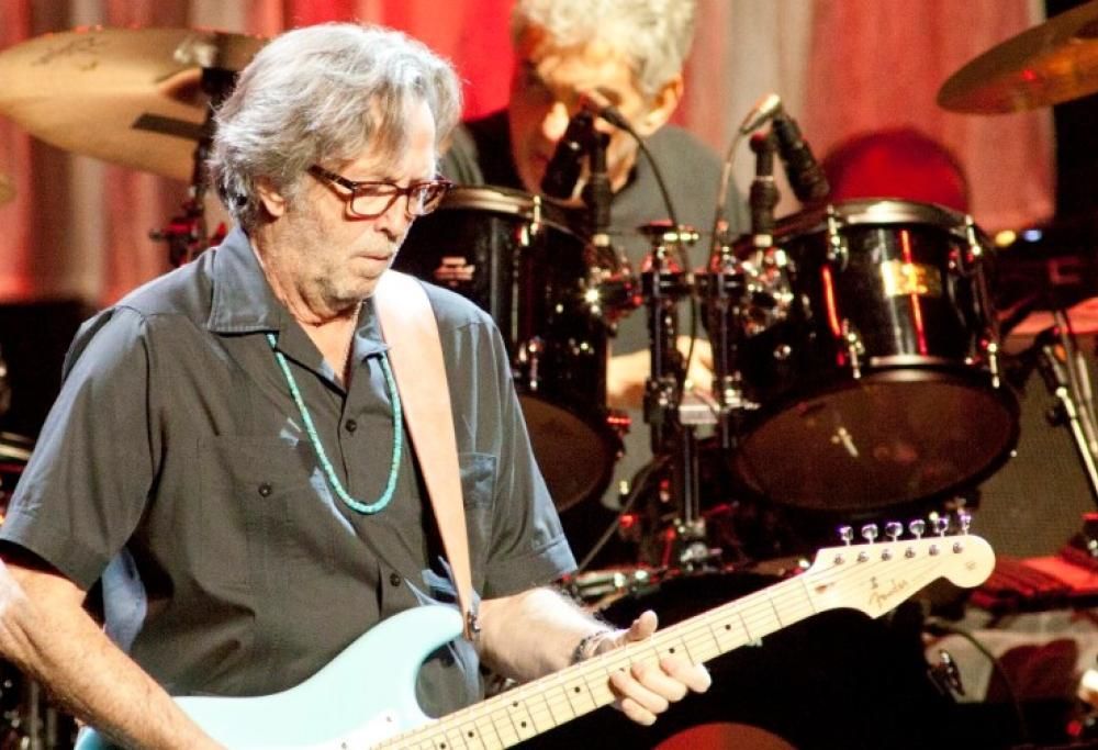 Eric Clapton e Peter Frampton hanno suonato per la prima volta insieme While My Guitar Gently Weeps. Guarda il video