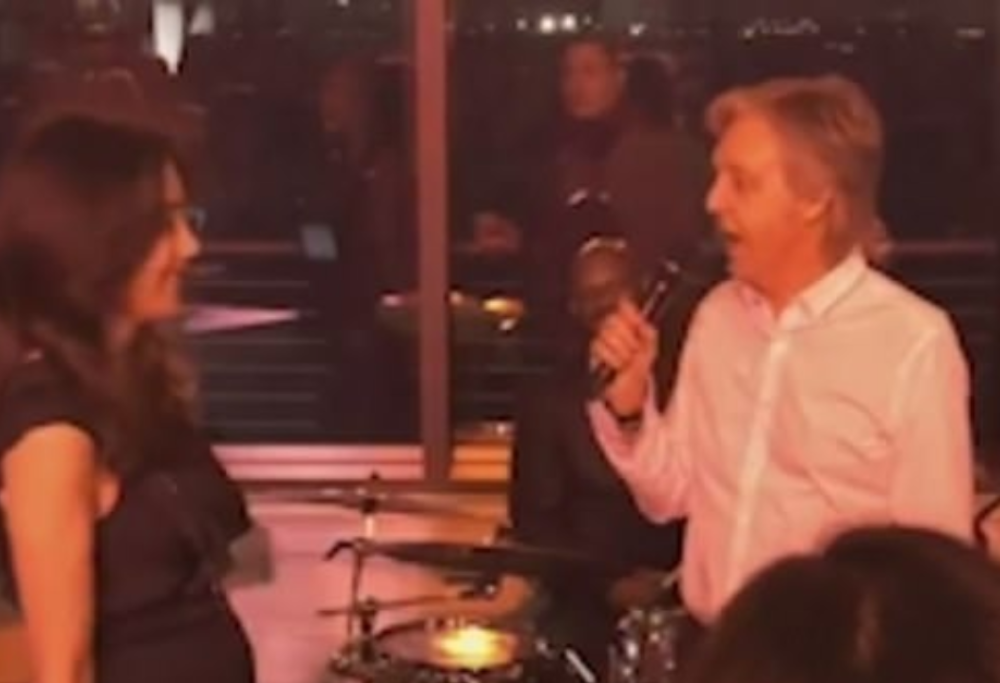 Paul McCartney canta I Saw Her Standing There alla festa di Natale dell'azienda della moglie Nancy Shevell