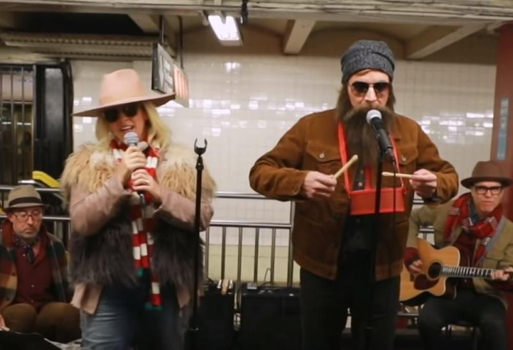 Alanis Morrisette e Jimmy Fallon suonano travestiti in metropolitana. Guarda il video con lo scherzo ai fan