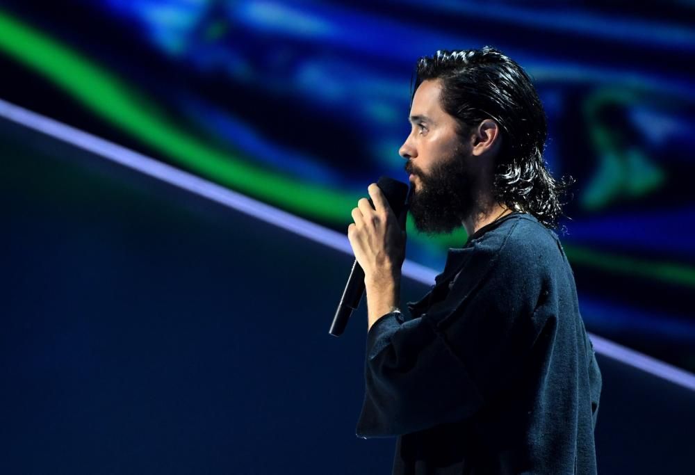 Jared Leto ha ricordato Chester Bennington: "La sua voce vivrà per sempre". Guarda il video