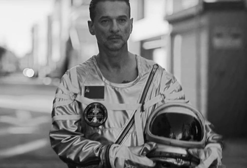 Depeche Mode: "Cover Me" è il nuovo singolo! Guarda il video con Dave Gahan in versione astronauta