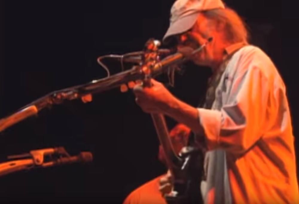 Neil Young - Rockin' In The Free World (Live)