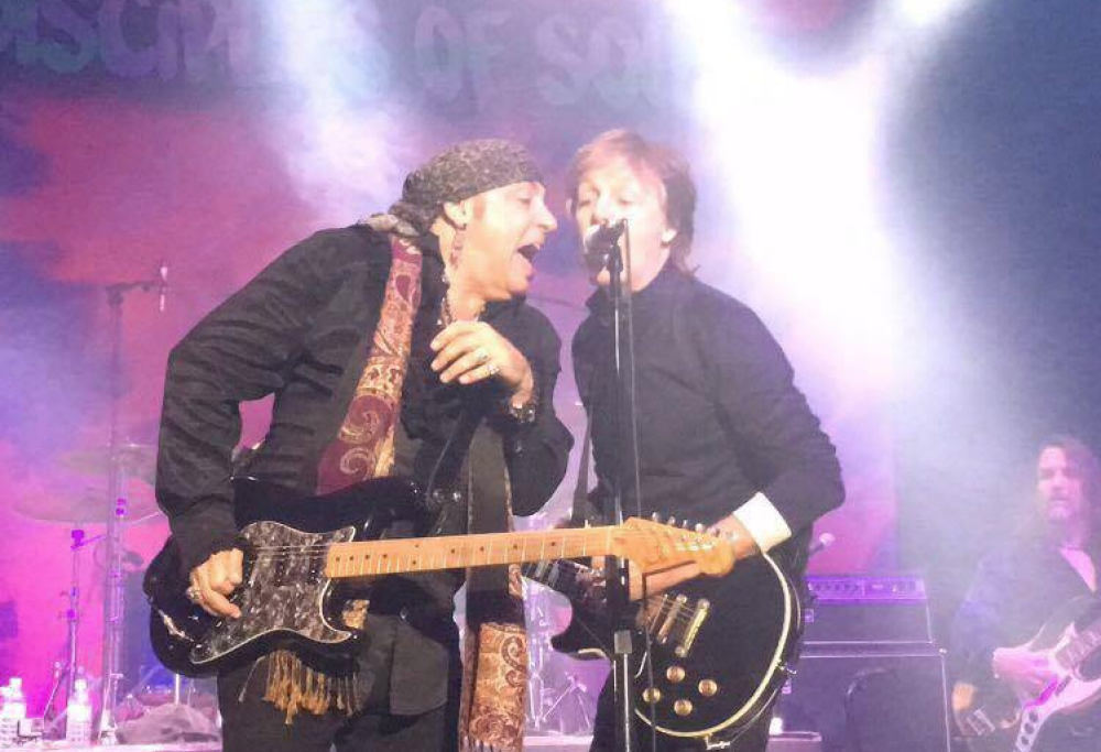 Paul McCartney + Little Steven: sul palco insieme per I Saw Her Standing There. Guarda il video
