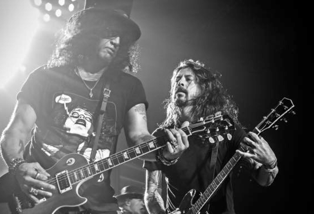 Guns N’ Roses: Dave Grohl sul palco assieme alla band di Axl e Slash per Paradise City! Guarda le foto e i video