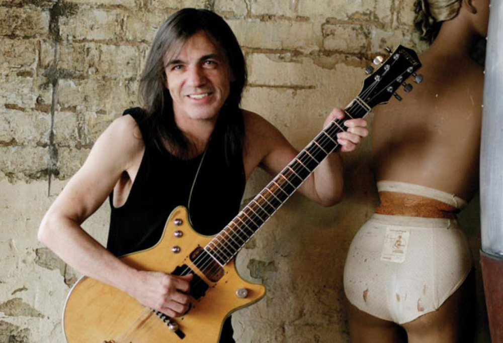 Addio Malcolm Young: è morto il chitarrista degli AC/DC dopo tre anni di battaglia contro un male incurabile. Ecco le sue foto più belle con la band!