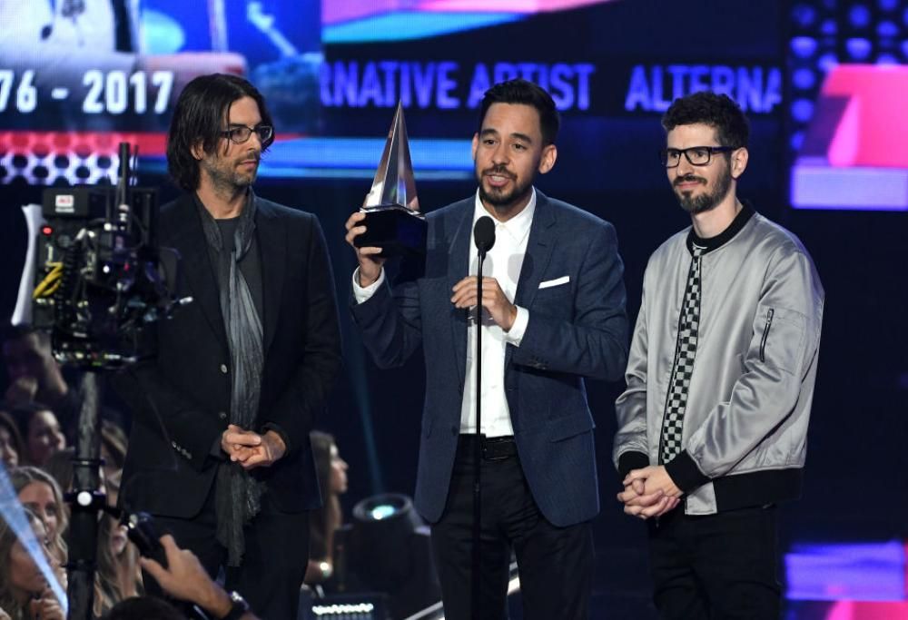 Linkin Park: hanno dedicato il trionfo all’American Music Awards a Chester Bennington. Guarda le foto