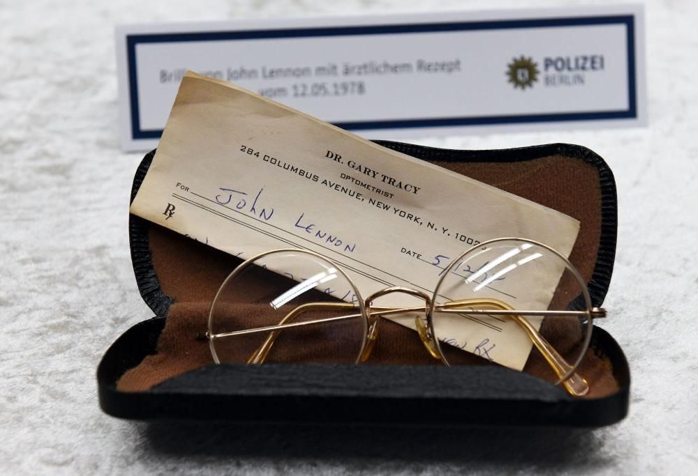 John Lennon: guarda le immagini degli oggetti ritrovati a Berlino