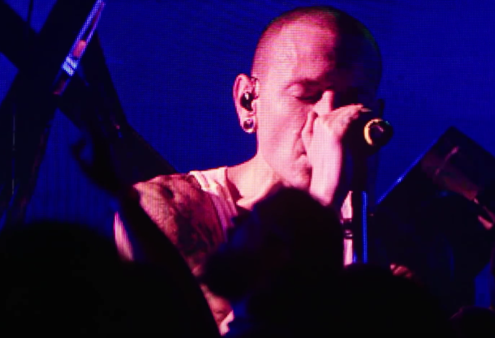 Linkin Park: ecco il video-riassunto del concerto in memoria di Chester Bennington. Da brividi