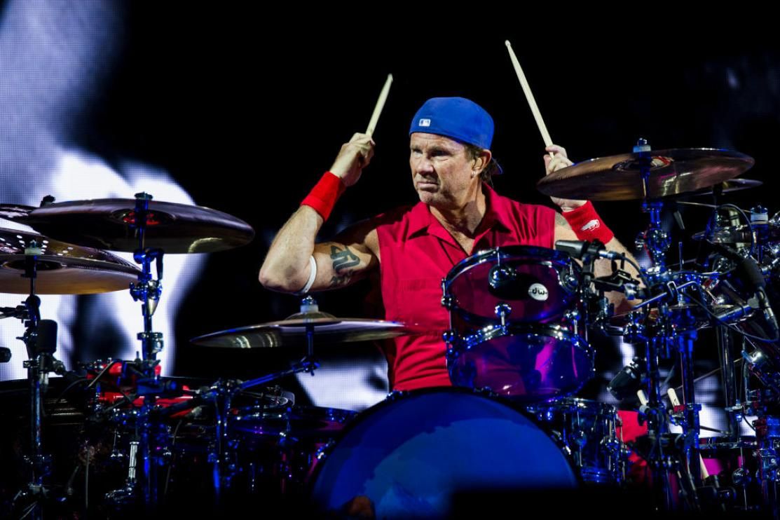 Red Hot Chili Peppers, Chad Smith: “I Foo Fighters mi rovesciarono addosso 220 chili di spaghetti”. Guarda il video