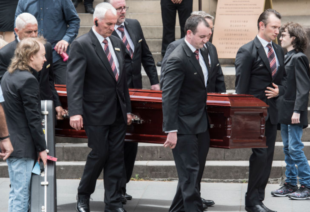 Addio Malcolm Young: guarda le foto dell’ultimo saluto alla leggenda degli AC/DC