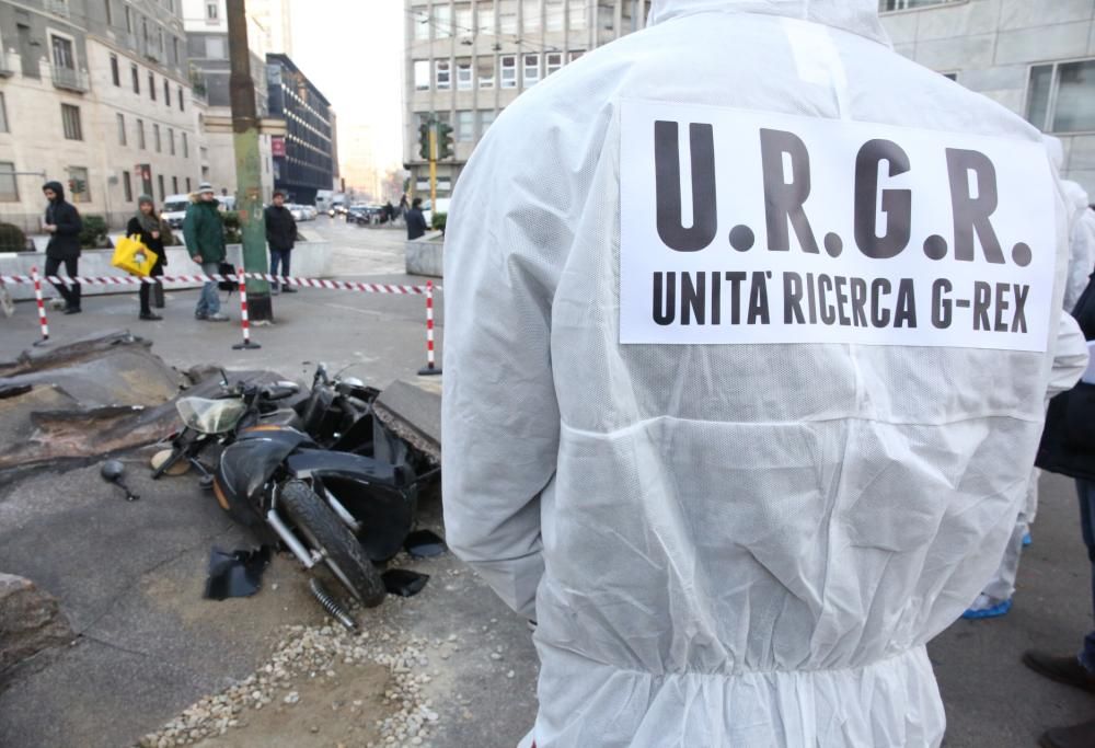 Non era Godzilla! Svelato il mistero dell’enorme orma di G-REX apparsa questa mattina in Largo Donegani