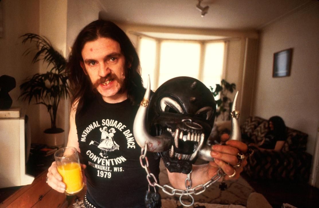 Lemmy Kilmister venne espulso da scuola a 14 anni: "Il preside mi bacchettò le mani e io lo presi a pugni". La storia della sua adolescenza