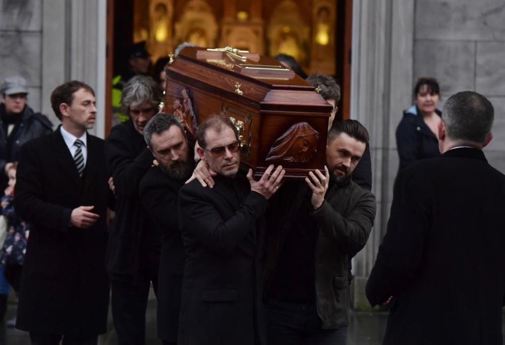 Dolores O’Riordan: centinaia di fan rendono omaggio alla camera ardente a Limerick. Guarda le foto