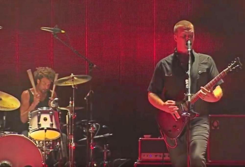 Queens of the Stone Age - I Sat By The Ocean (Live)