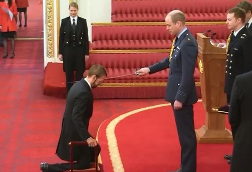 Ringo Starr è stato nominato Cavaliere dell’Impero Britannico dal Principe William. Guarda il video