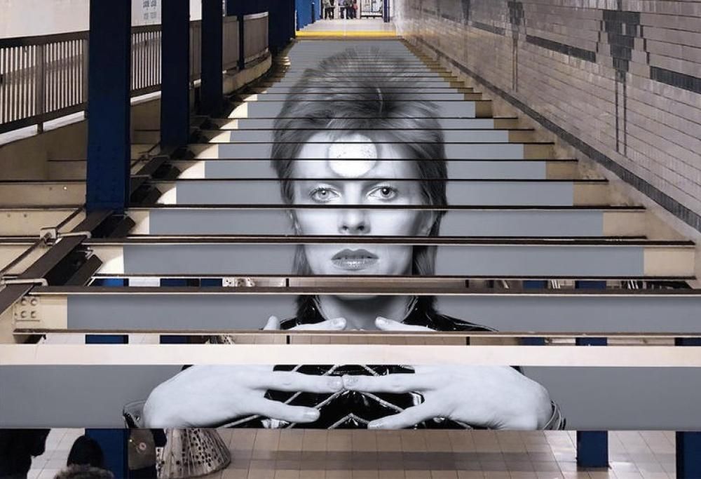David Bowie: la metropolitana di New York dedica alcune stazioni al Duca Bianco. Guarda le foto delle installazioni