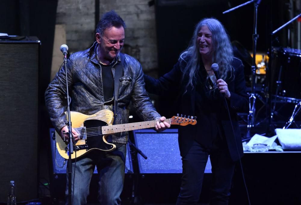 Bruce Springsteen, Patti Smith e Michael Stipe sul palco insieme a New York. Guarda le foto e il video