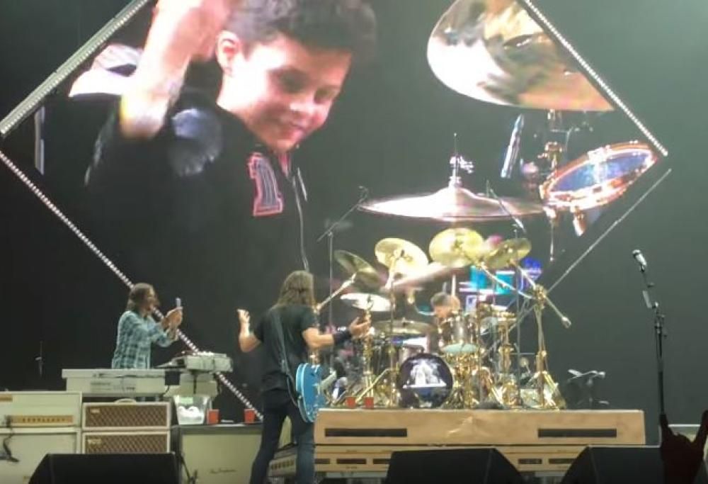 Foo Fighters: bambino di 8 anni sale sul palco e si impossessa della batteria! Guarda il video con l'incredibile assolo