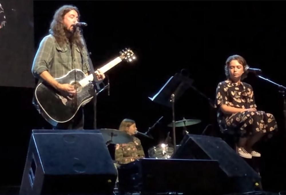 Foo Fighters: Dave Grohl si esibisce in concerto con le due figlie di 9 e 12 anni. Guarda il video