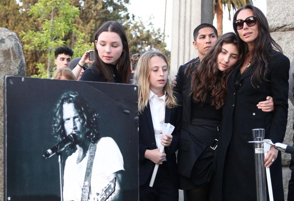 Chris Cornell: le foto della veglia organizzata dalla moglie Vicky a un anno dalla sua scomparsa