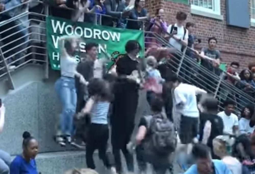 Jack White suona Seven Nation Army nel cortile di una scuola e gli studenti impazziscono. Guarda il video