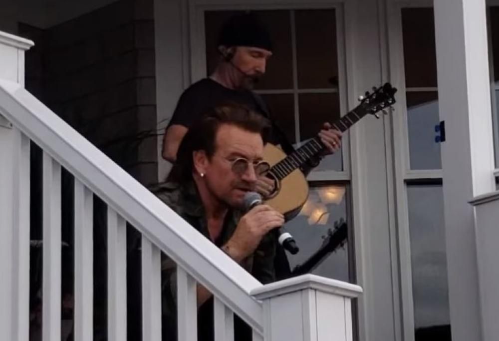 U2: Bono e The Edge hanno suonato un mini concerto in spiaggia per duecento persone vicino a Boston. Guarda i video