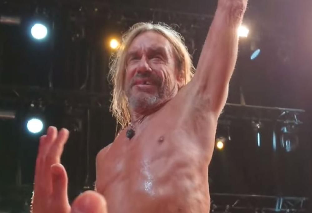 Iggy Pop si è lanciato dal palco e ha perso un dente. Guarda l'esibizione al Montreux Jazz Festival