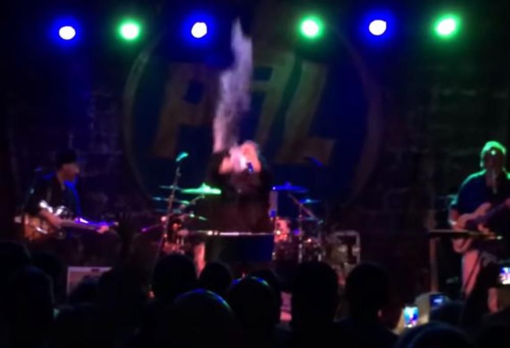 John Lydon ha sparso le ceneri di un fan sul palco durante un concerto dei P.I.L. Guarda il video