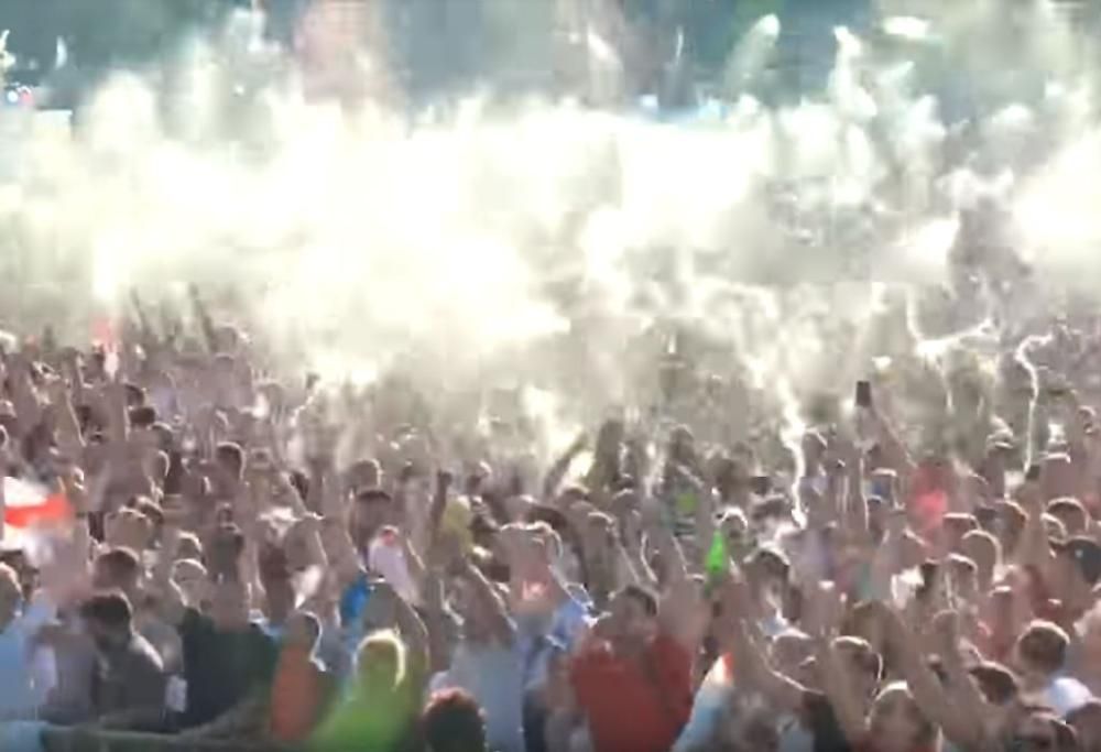 Pioggia di BIRRA ad Hyde Park! Guarda il video con la reazione del tifosi inglesi al gol