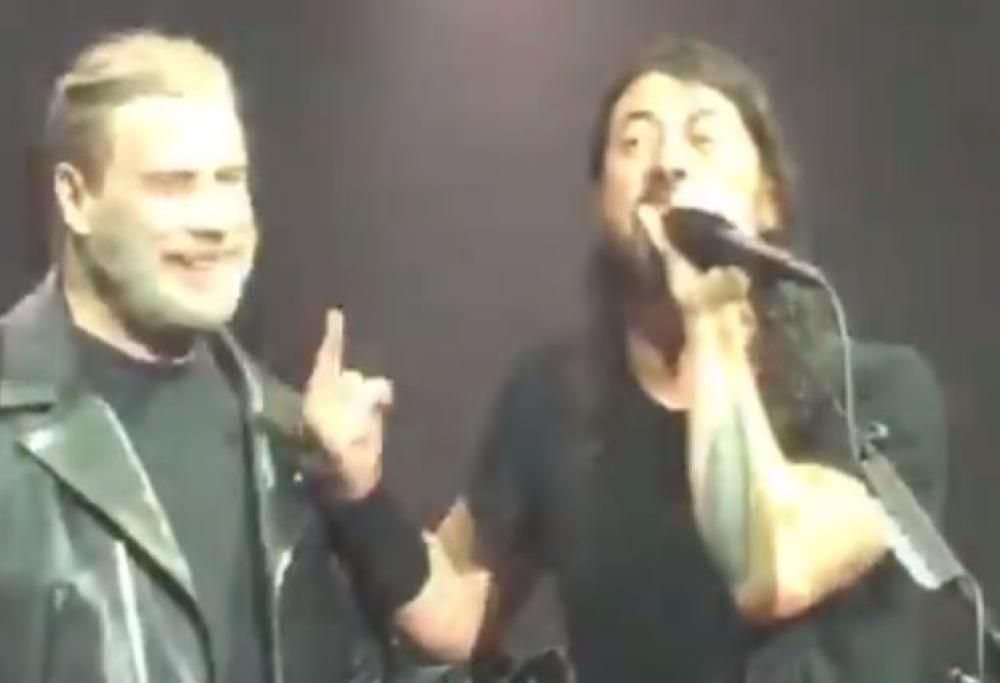 I Foo Fighters hanno suonato il tema di Grease sul palco assieme a John Travolta! Guarda il video