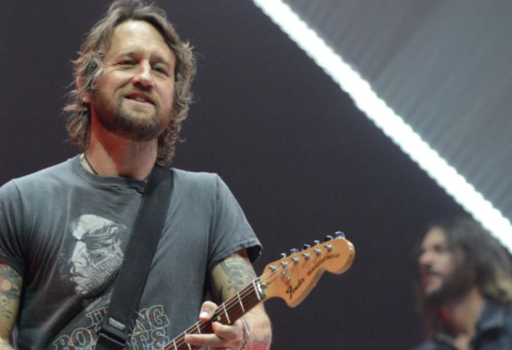 Chris Shiflett dei Foo Fighters ha messo in vendita online 20 delle sue storiche chitarre. Guarda il video