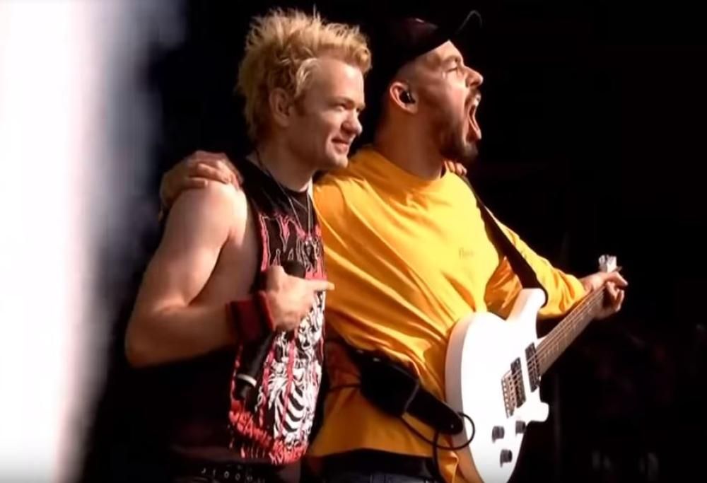 Mike Shinoda ricorda Chester sul palco coi Sum 41. Guarda il video con l'esibizione di Faint