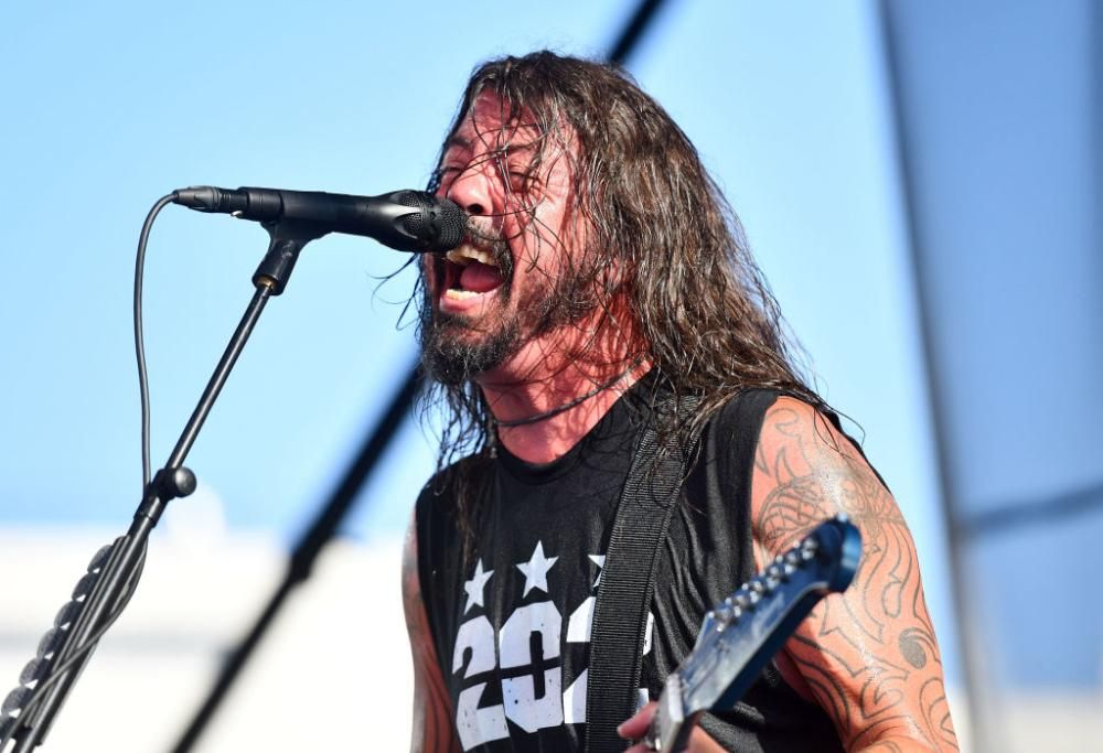 I Foo Fighters si esibiscono a sorpresa sotto falso nome e con un ospite a sorpresa: Roger Taylor dei Queen. Guarda i video e le foto