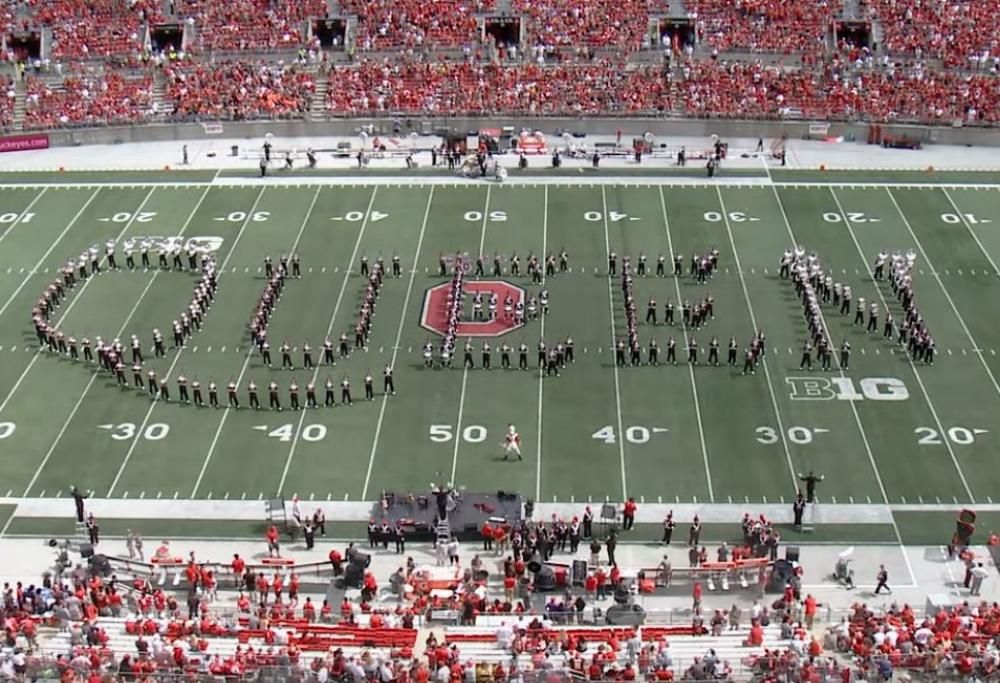 Queen: l'incredibile tributo della banda dell'università dell'Ohio sul campo da football! Guarda il video