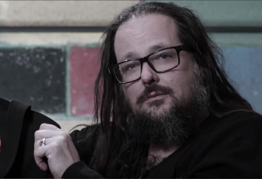 Korn: fare shopping con Jonathan Davis in un negozio di dischi! Ecco cosa ha comprato. Guarda il video